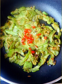 豆豉炒苦瓜,加入<a style='color:red;display:inline-block;' href='/shicai/ 89998'>小红辣椒</a>圈，加少许的<a style='color:red;display:inline-block;' href='/shicai/ 10588'>糖</a>炒匀即可出锅