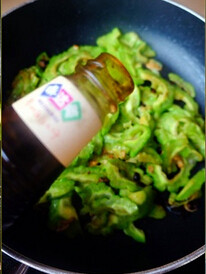 豆豉炒苦瓜,炒到苦瓜表面变深色调入一小勺<a style='color:red;display:inline-block;' href='/shicai/ 721'>蚝油</a>