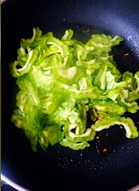 豆豉炒苦瓜,热锅下油，煸香蒜与豆豉，倒入腌好的苦瓜