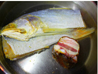 鱼鲞腊肉炖豆腐,<a style='color:red;display:inline-block;' href='/shicai/ 10762'>黄鱼鲞</a>、腊肉用清水浸泡2个小时，洗净后再焯水，<a style='color:red;display:inline-block;' href='/shicai/ 10762'>黄鱼鲞</a>斩块，五花腊肉切片备用