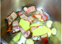 鱼鲞腊肉炖豆腐,<a style='color:red;display:inline-block;' href='/shicai/ 2800'>生姜</a>切片，<a style='color:red;display:inline-block;' href='/shicai/ 86464'>干红辣椒</a>、<a style='color:red;display:inline-block;' href='/shicai/ 2795'>蒜头</a>和腊肉先用少量油进行煸炒