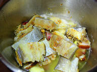 鱼鲞腊肉炖豆腐,倒入黄鱼鲞块，稍微翻炒一下，倒<a style='color:red;display:inline-block;' href='/shicai/ 894'>黄酒</a>，盖锅盖，煮开后再开盖