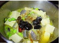鱼鲞腊肉炖豆腐,加适量清水，倒入冻<a style='color:red;display:inline-block;' href='/shicai/ 4986'>老豆腐</a>、<a style='color:red;display:inline-block;' href='/shicai/ 67'>毛豆</a>、<a style='color:red;display:inline-block;' href='/shicai/ 233'>木耳</a>煮开后小火慢煮