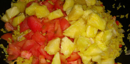 泰式菠萝饭 ,倒入西红柿和菠萝炒匀即可