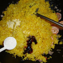 泰式菠萝饭 ,倒入米饭，加<a style='color:red;display:inline-block;' href='/shicai/ 714'>鱼露</a>、耗油、<a style='color:red;display:inline-block;' href='/shicai/ 717'>味精</a>、<a style='color:red;display:inline-block;' href='/shicai/ 756'>鸡精</a>炒匀