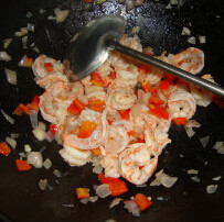 泰式菠萝饭 ,底油炒香干葱，加虾、红椒炒变色