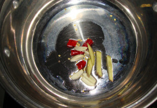 酒蒸蛤蜊,底油炒香姜蒜、<a style='color:red;display:inline-block;' href='/shicai/ 86474'>干辣椒</a>