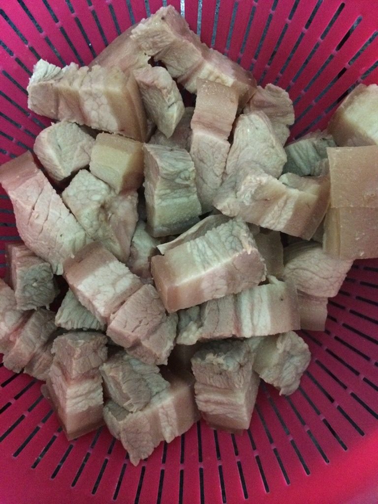 土豆红烧肉,<a style='color:red;display:inline-block;' href='/shicai/ 428'>五花肉</a>切成大块绰水，煮大概十来分钟 捞出过凉水切成小块