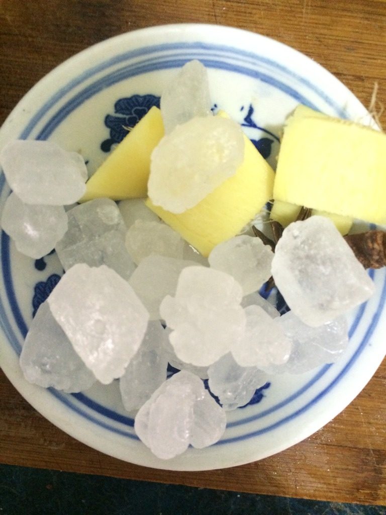 土豆红烧肉,准备好调料（家里没有葱了，所以没放葱 味道也很好）