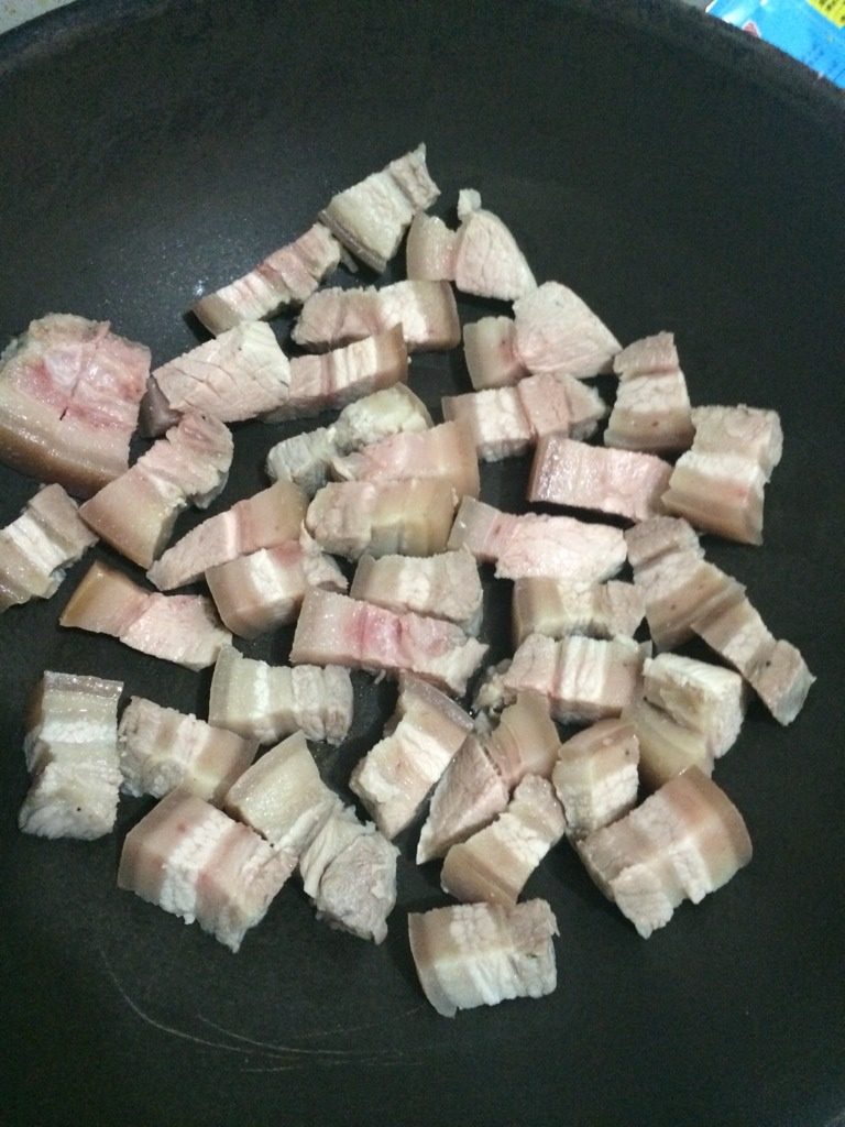 土豆红烧肉,锅里不用放一滴油把五花肉码好，小火煎