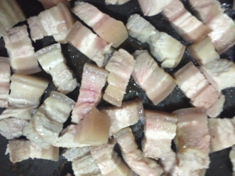 土豆红烧肉,不用翻 煎一分钟就出油了