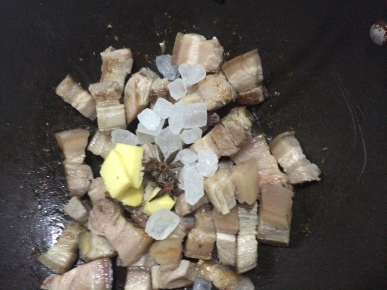 土豆红烧肉,再翻炒一会倒入调料