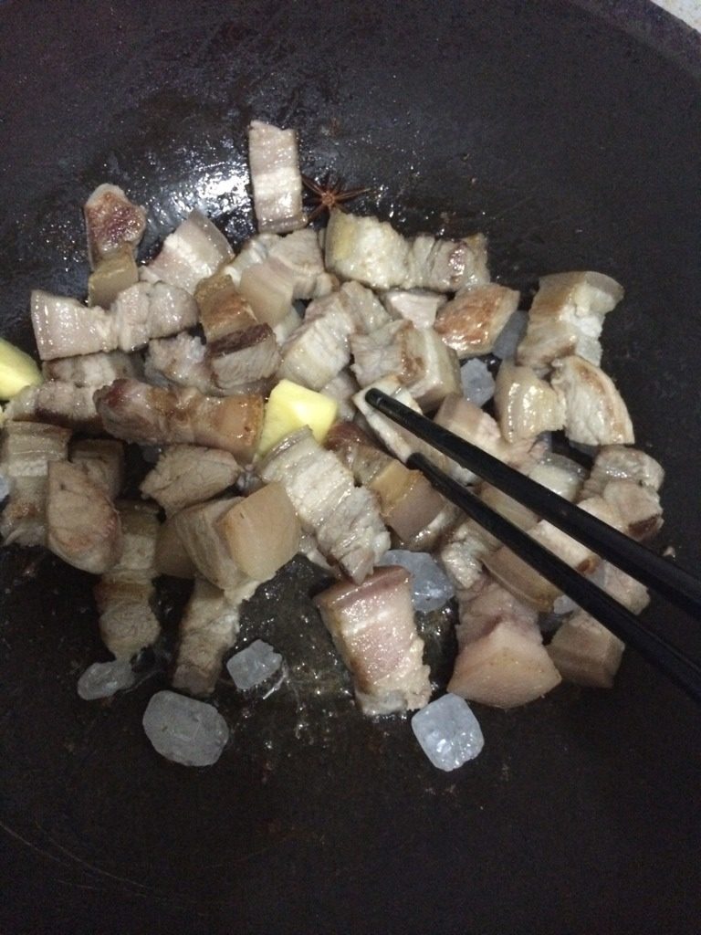 土豆红烧肉,继续炒把<a style='color:red;display:inline-block;' href='/shicai/ 866'>冰糖</a>炒化