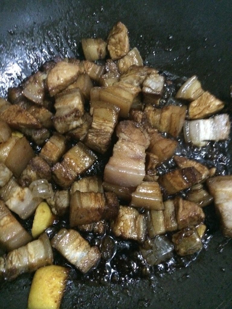 土豆红烧肉,冰糖融化后倒入两勺老抽 两勺生抽