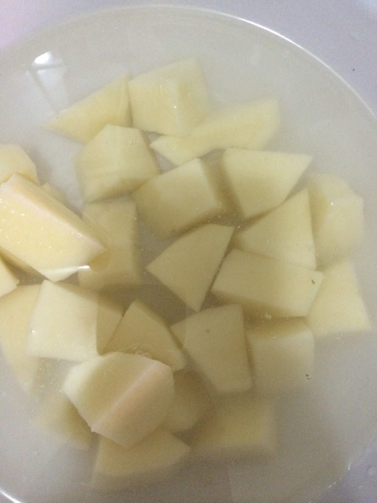 土豆红烧肉,<a style='color:red;display:inline-block;' href='/shicai/ 23'>土豆</a>切块泡水里