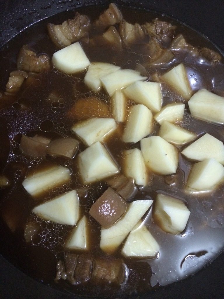 土豆红烧肉,半小时后（多长时间看个人喜欢肉烂到什么程度，时间越长越软烂）加入土豆 这时候可以再加点盐 再大火十五分钟收汁