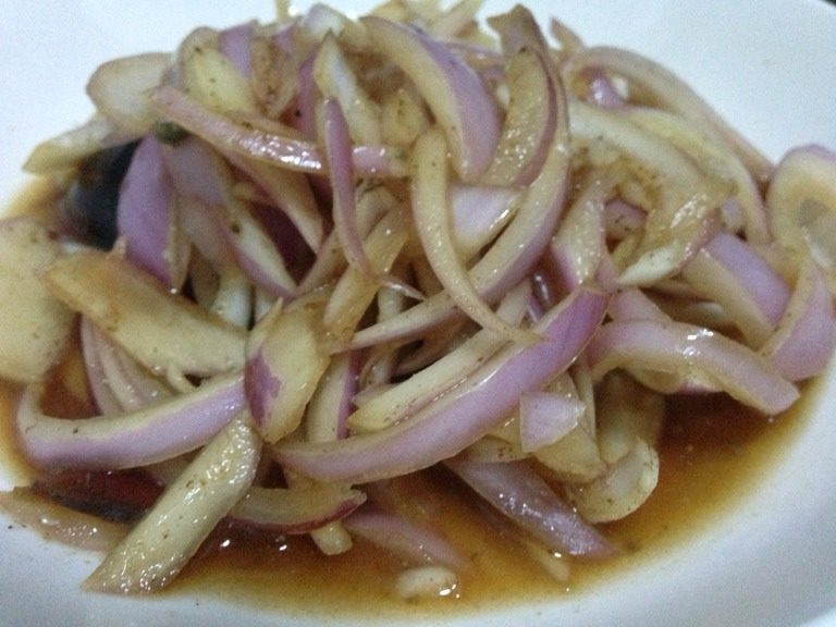 凉拌洋葱,之后加入<a style='color:red;display:inline-block;' href='/shicai/ 788'>生抽</a>、陈醋，搅拌均匀，开吃了