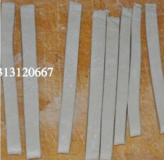 炒疙瘩 ,醒好的面团擀成长方形的厚片用刀切成小丁