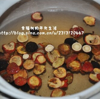 酸梅汤,除冰糖外所有食材放入砂锅中加入水,大火煮开换成小火煮10分钟后加入冰糖,再煮20分钟关火即可
