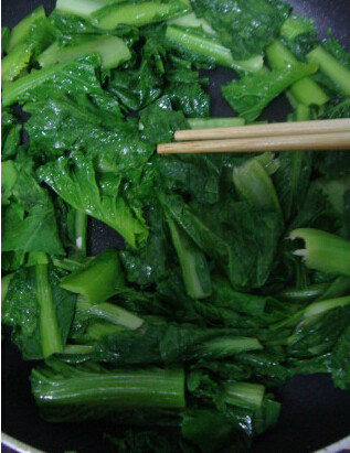泰式海鲜炒面 ,底油把青菜炒软，盛出