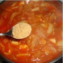 韩国泡菜汤,放入豆腐，煮至辣白菜变软，加<a style='color:red;display:inline-block;' href='/shicai/ 6979'>牛肉粉</a>调味