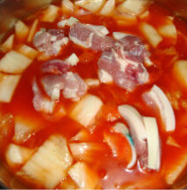 韩国泡菜汤,五花肉、<a style='color:red;display:inline-block;' href='/shicai/ 465'>豆腐</a>改刀，泡菜汤和<a style='color:red;display:inline-block;' href='/shicai/ 2863'>辣白菜</a>放在一起，放五花肉，加适量的水煮开