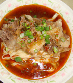 台湾牛肉面,手擀面煮好盛出,放上切好的牛肉片,浇上汤,撒香葱