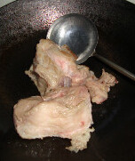 台湾牛肉面,牛肉洗净蘸干水分,煎至变色,放高压锅里