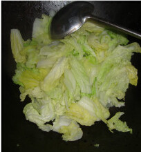 大虾烧白菜 ,干锅放入洗好的<a style='color:red;display:inline-block;' href='/shicai/ 114'>白菜</a>翻炒至<a style='color:red;display:inline-block;' href='/shicai/ 114'>白菜</a>变软盛出
