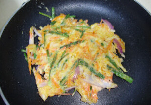 韩式蔬菜饼,煎至两面金黄，切块装盘，蘸鲜酱油食用