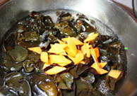 乌醋花生黑木耳,<a style='color:red;display:inline-block;' href='/shicai/ 136'>黑木耳</a>在开水中焯熟，<a style='color:red;display:inline-block;' href='/shicai/ 25'>胡萝卜</a>片也焯熟，捞起沥干水分
