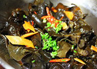 乌醋花生黑木耳,将乌醋、酱油按2:1的比例进行调味，将黑木耳、<a style='color:red;display:inline-block;' href='/shicai/ 664'>花生</a>、胡萝卜、辣椒倒在一起拌匀，撒上葱花即可