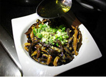 响油鳝丝,将香菇丝盛在碗中，多撒<a style='color:red;display:inline-block;' href='/shicai/ 720'>胡椒粉</a>、葱花，<a style='color:red;display:inline-block;' href='/shicai/ 847'>香油</a>加热后淋在菜上