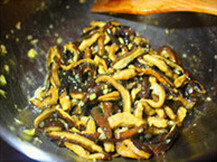 响油鳝丝,锅内倒少许油，煸炒姜末、蒜末，炒出香味后倒入香菇丝，加蚝油、<a style='color:red;display:inline-block;' href='/shicai/ 788'>生抽</a>、<a style='color:red;display:inline-block;' href='/shicai/ 10588'>糖</a>等调味