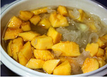 木瓜莲子炖银耳,木瓜、<a style='color:red;display:inline-block;' href='/shicai/ 866'>冰糖</a>倒入炖盅内继续炖半个小时左右，即可食用了