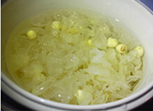木瓜莲子炖银耳,<a style='color:red;display:inline-block;' href='/shicai/ 674'>莲子</a>清洗干净后，和<a style='color:red;display:inline-block;' href='/shicai/ 232'>银耳</a>一起放入炖盅内，炖2.5-3个小时