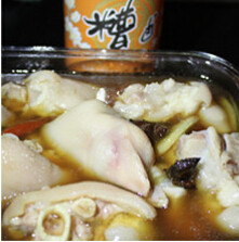香糟红酥手,玻璃器皿里倒糟卤，加白糖搅拌均匀，再放入猪手，盖上盖子后置于冰箱冷藏4-5个小时即可