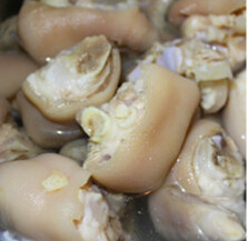 香糟红酥手,猪手清洗干净后入生姜水内飞水去除杂质和血水，再清洗干净备用