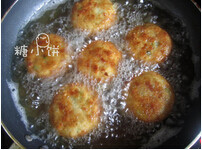 咖喱鸡肉可乐饼,锅内将油烧热,放入大火油炸,炸制两面金黄即可捞出