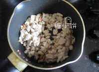 咖喱鸡肉可乐饼,鸡胸肉切碎,加料酒和细盐腌制30分钟后炒熟
