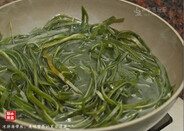凉拌海带丝,煮开水，加点醋，下海带丝大火煮5分钟