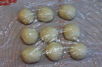 酸奶乳酪面包,面团发到原来的2.5倍大左右,均分成9团,每个约65克左右,盖上保鲜膜松驰15分钟