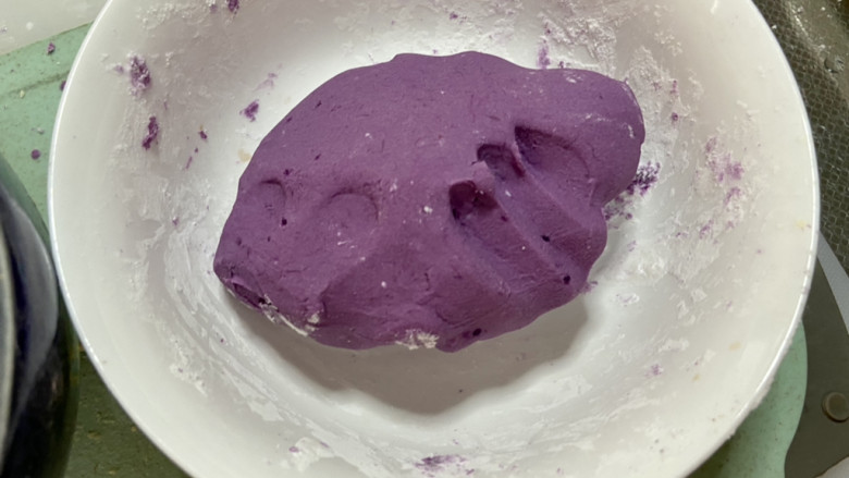 芒果芋圆烧仙草,加入适量开水,紫薯含水量比红薯少,一定要加少许开水,趁热揉成面团