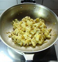 双汁浇菜花,铲匀后，即可出锅装盘