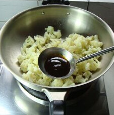 双汁浇菜花,油锅放葱、姜末及菜花翻炒，再分别放入鲍鱼汁、<a style='color:red;display:inline-block;' href='/shicai/ 141770'>芝麻香油</a>翻炒，并放少许盐