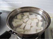 牛奶豆腐布丁,内酯豆腐切小块，锅里烧开水后，放入豆腐立即关火