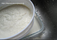 牛奶豆腐布丁,捞出豆腐放入凉水中冷却后捞出沥干水分，放入盆内，加入炼乳和牛奶，.用电动打蛋器拌均