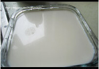 牛奶豆腐布丁,吉利丁片放在凉水泡软，然后隔热水化开， 倒入步骤2中再次混合均匀