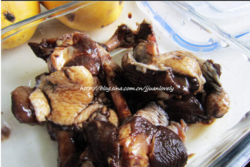 巧克力可可烤鸡,烤箱热180°,鸡肉沥干水份,放入烤盘内,烤箱中层,15-20分钟
