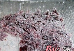 蔓越莓瑞士蛋糕卷,蔓越莓剪碎,撒一些粉拌均备用,鸡蛋分离